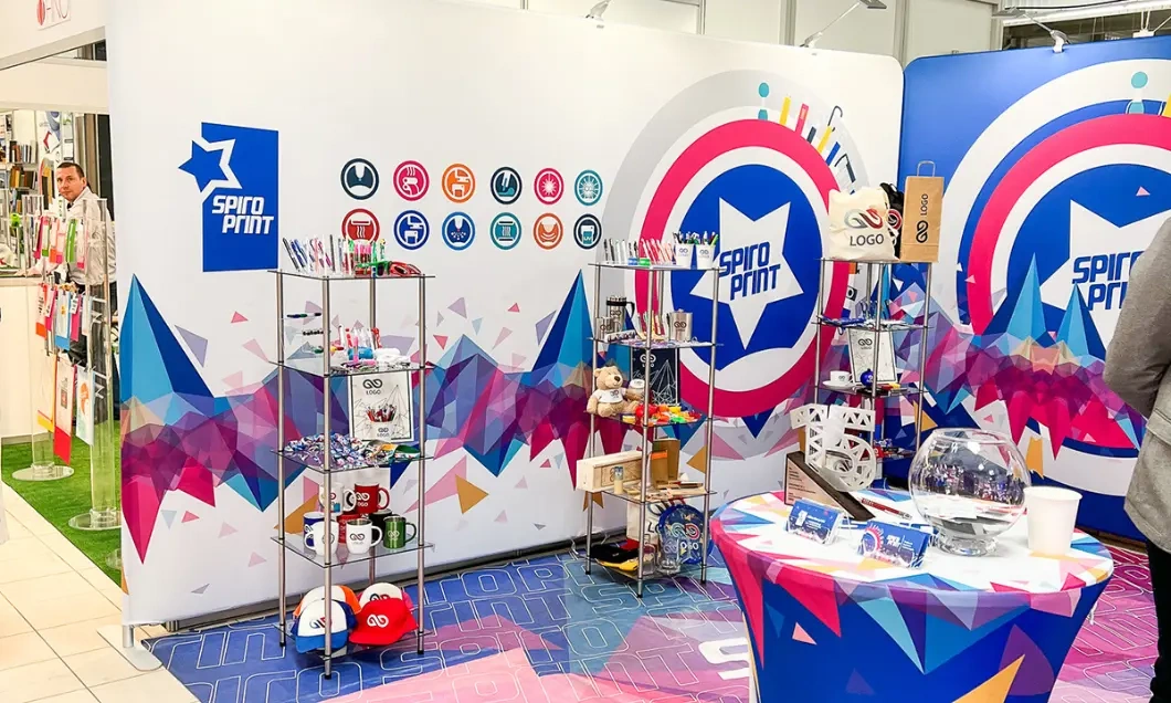 Kolorowe stoisko z zabawkami – branding eventowy w przestrzeni handlowej