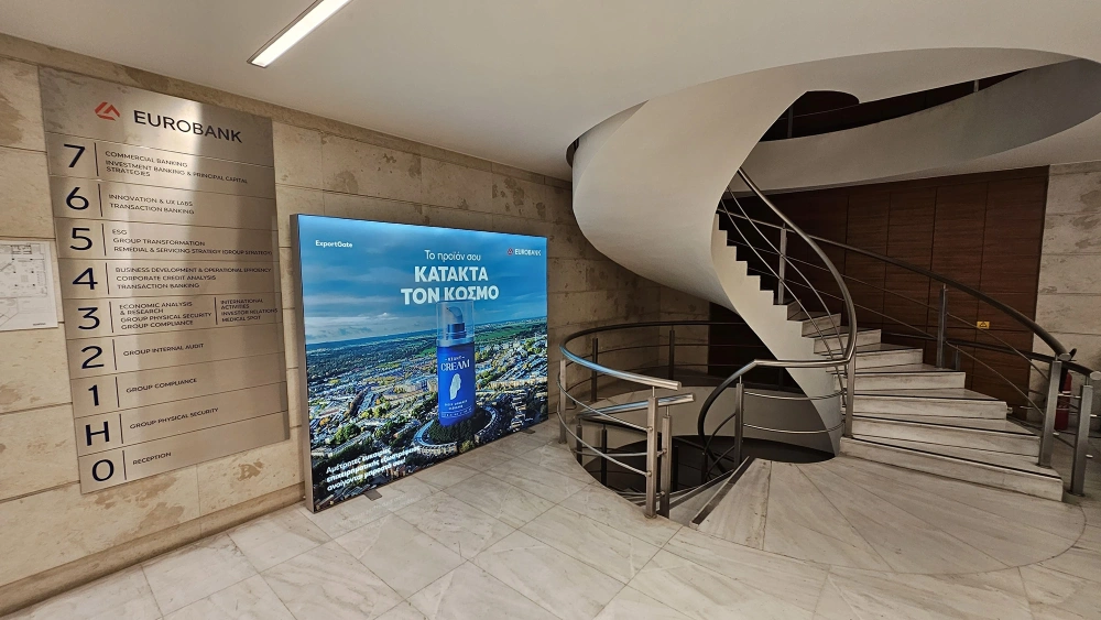 Podświetlany kaseton reklamowy ustawiony w korytarzu biura