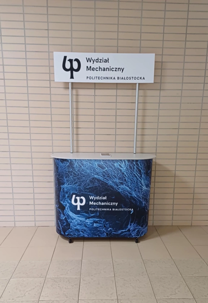 Stand reklamowy z topperem ustawiony w hallu uczelni