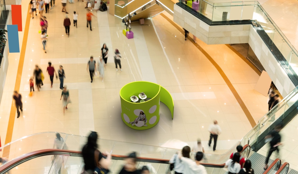 Ścianka reklamowa w formie ślimaka ustawiona w centrum handlowym.