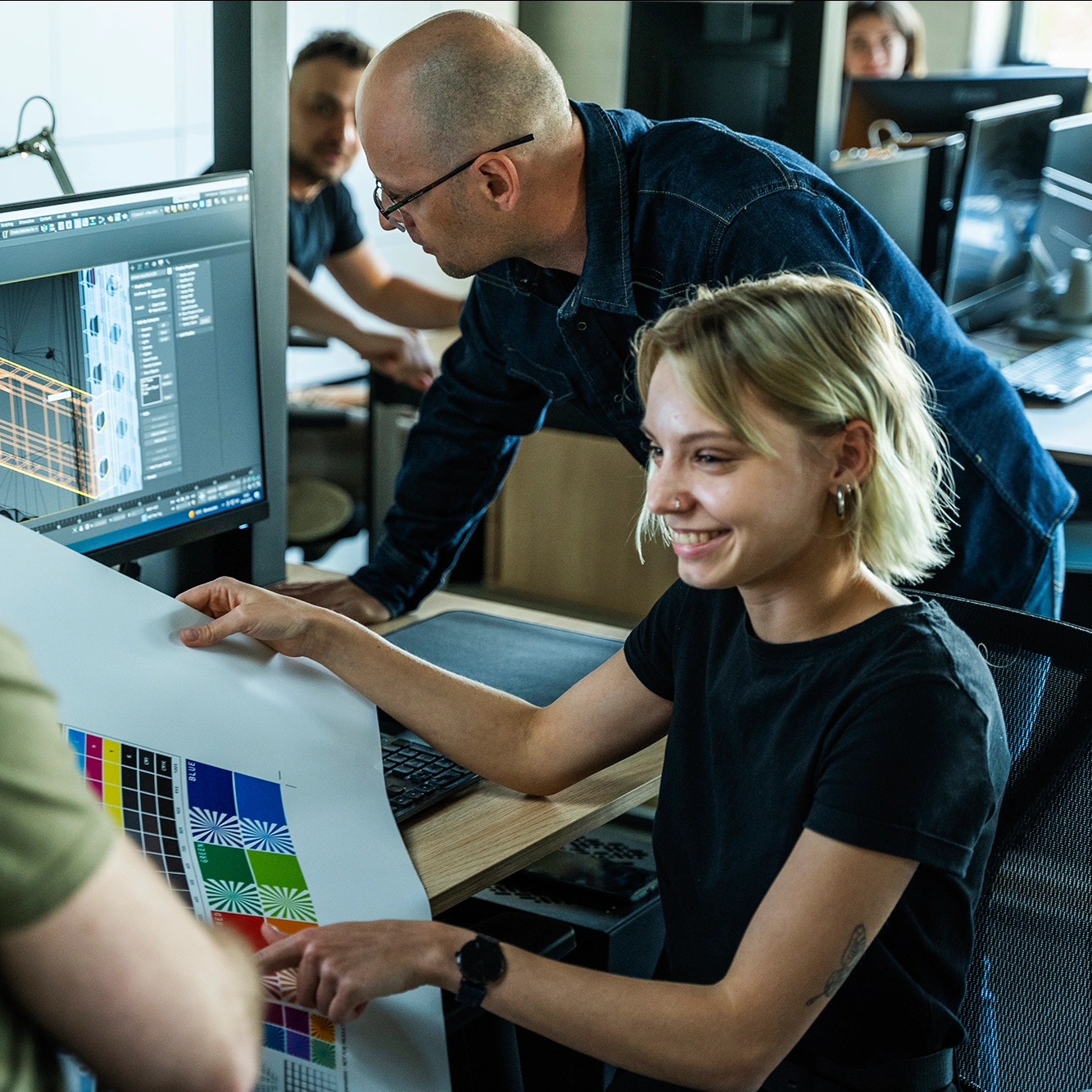 file-meta-description.zespółomawiaprojektgraficzny,porównującwydrukzpaletąkolorówzwizualizacjąwyświetlonąnaekraniekomputera.