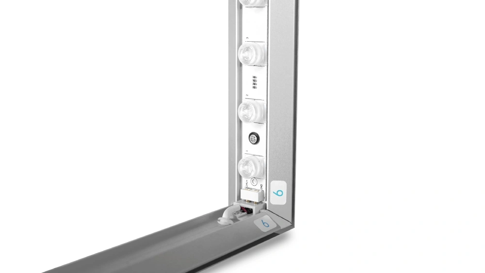 Detal ramy kasetonu adFrame Slim z widocznym systemem Edge Lighting – diody LED rozmieszczone wzdłuż krawędzi.