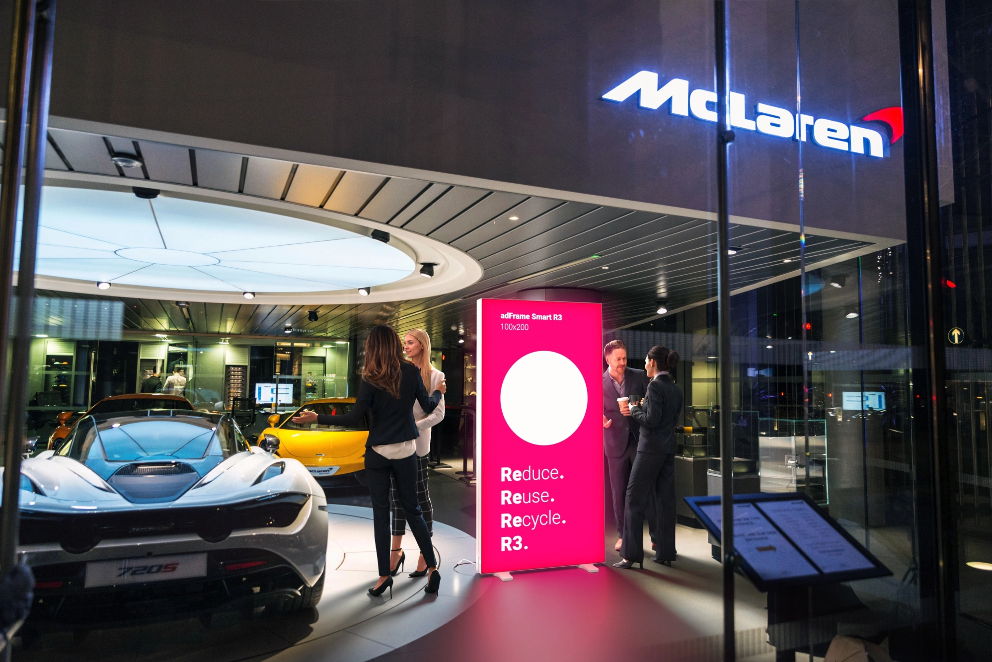 Totem LED reklamowy przed salonem McLaren, zastosowanie wewnętrzne w przestrzeni ekspozycyjnej