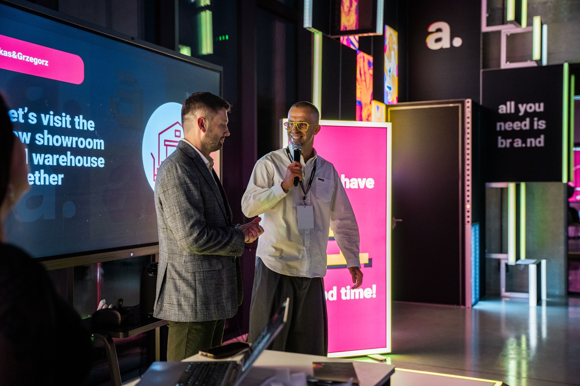 Uczestnicy eventu na tle systemów reklamowych adsystem