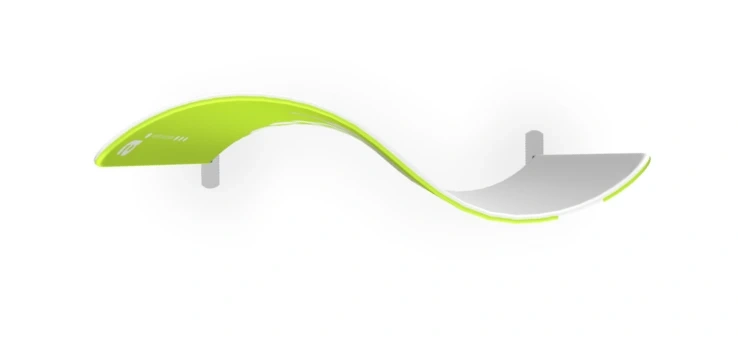 Widok z góry na nieregularną ściankę reklamową o dynamicznym, falującym kształcie, w kolorze neonowej zieleni z szarą stroną wewnętrzną i widocznymi stabilizatorami podstawy.