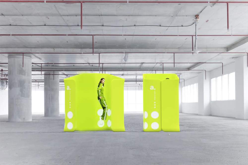 Ścianka reklamowa w formie przebieralni.