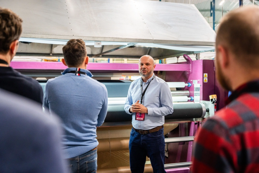 Visita guiada a la planta de producción de adsystem, con explicación del proceso de impresión textil directa en gran formato.