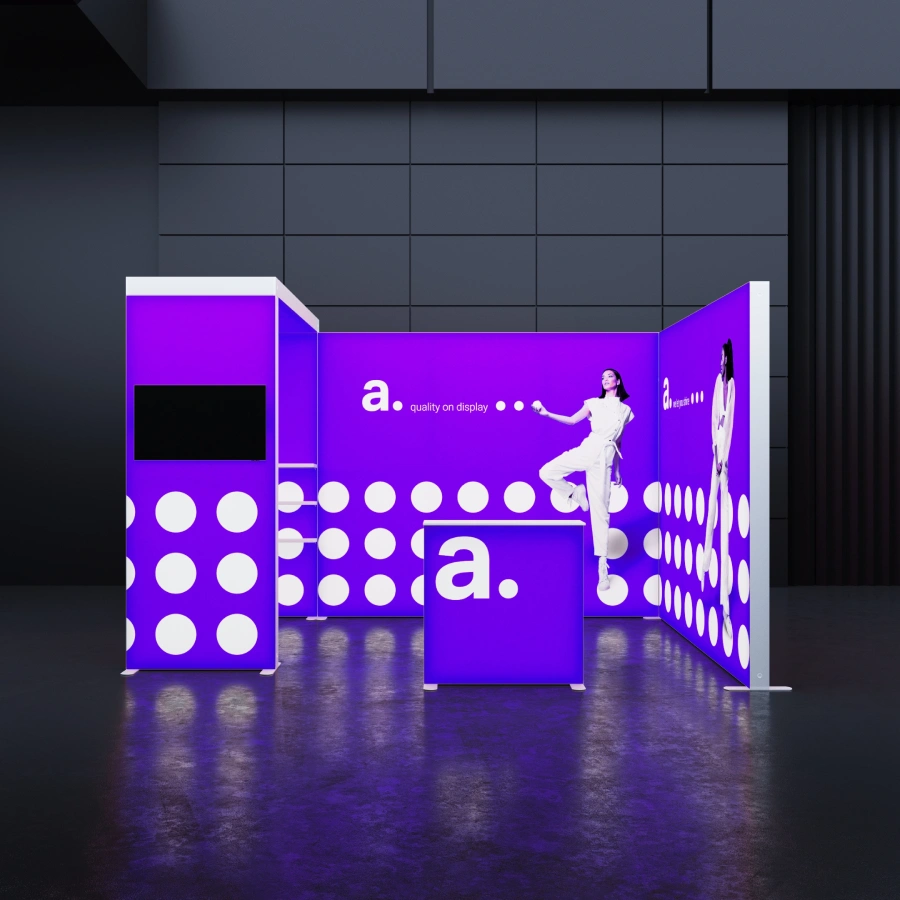 Nowoczesne stoisko targowe w kolorze fioletowym z podświetlanymi grafikami i ladą wystawienniczą.