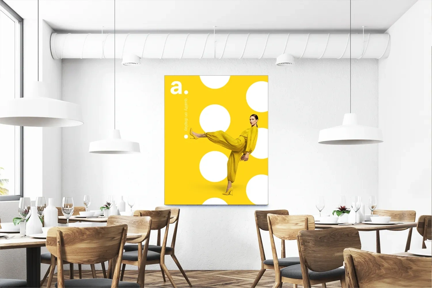 Rama tekstylna w zastosowaniu jako obraz na ścianie w restauracji.