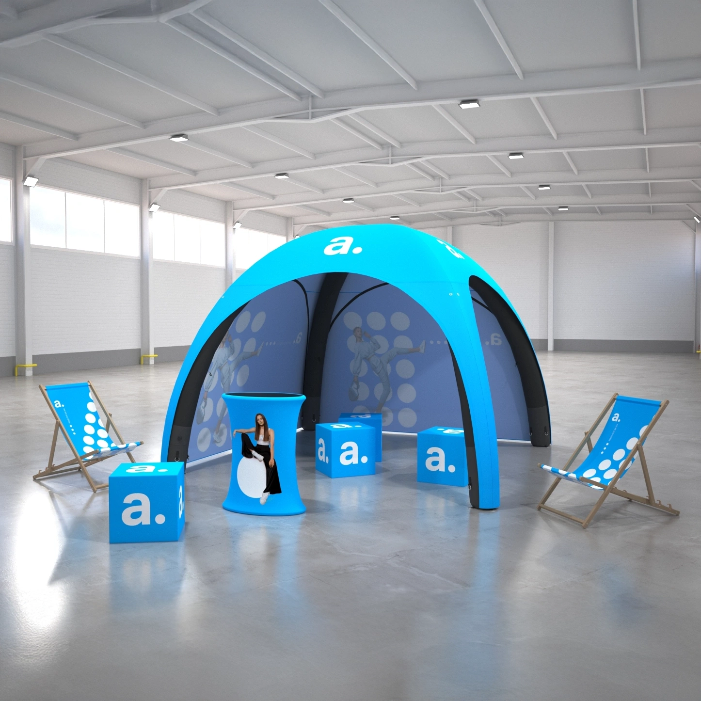 Niebieski zestaw outdoorowy, namiot. pufy, leżaki i trybunka reklamowa w przestrzeni targowej.