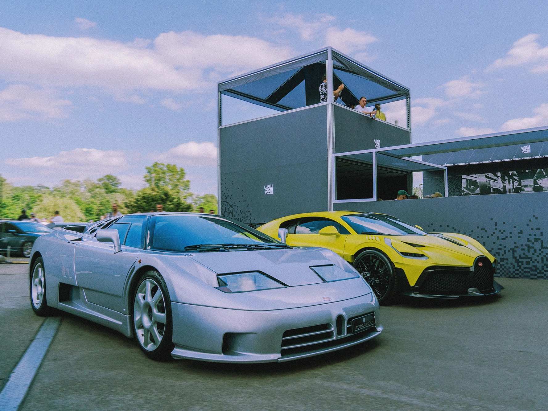 file-meta-description.srebrnyiżółtysupersamochód-bugattizaparkowaneprzeddwupoziomowąstrefą-vippodczaswydarzenia-ultrace2025.