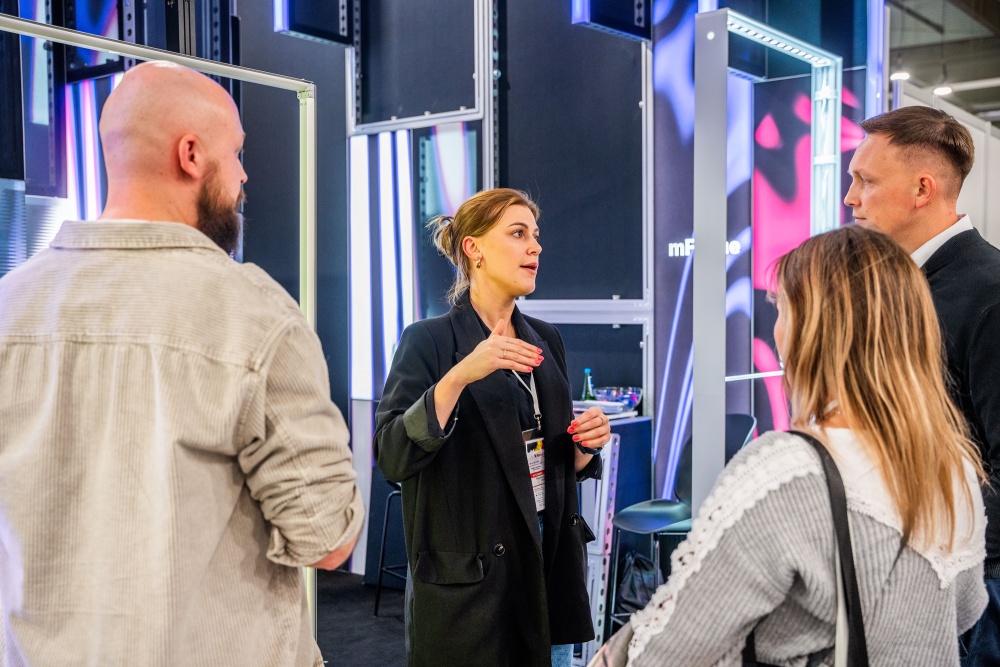 Zespół Expo rozmawia z klientami przy stoisku