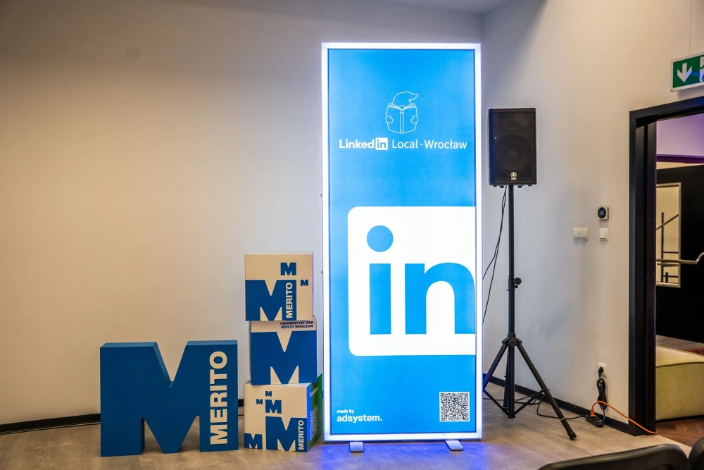 Podświetlany kaseton reklamowy Linkedin Local na tyle białej ściany